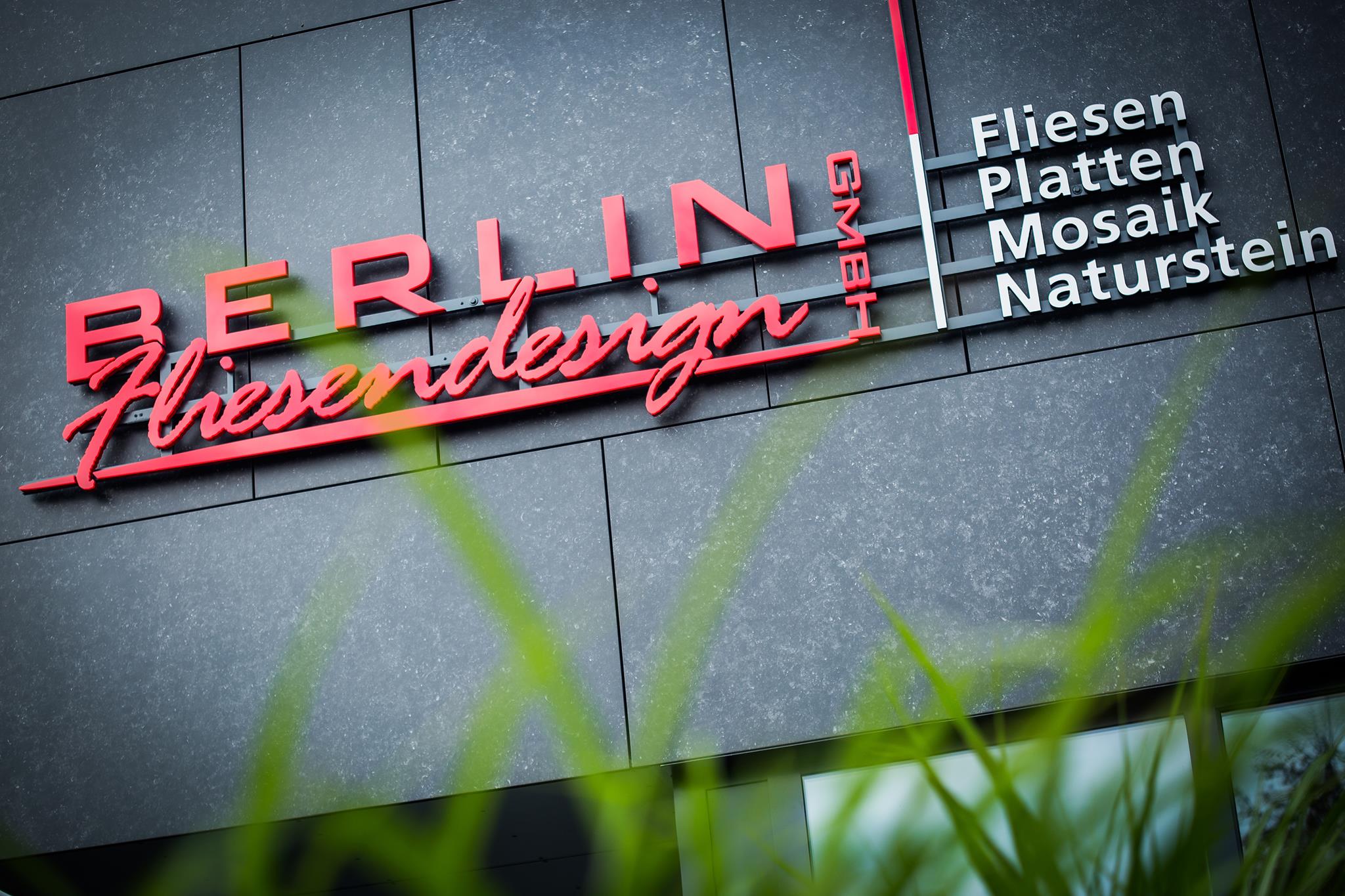 Berlin Fliesendesign Logo an Fassade vom Showroom